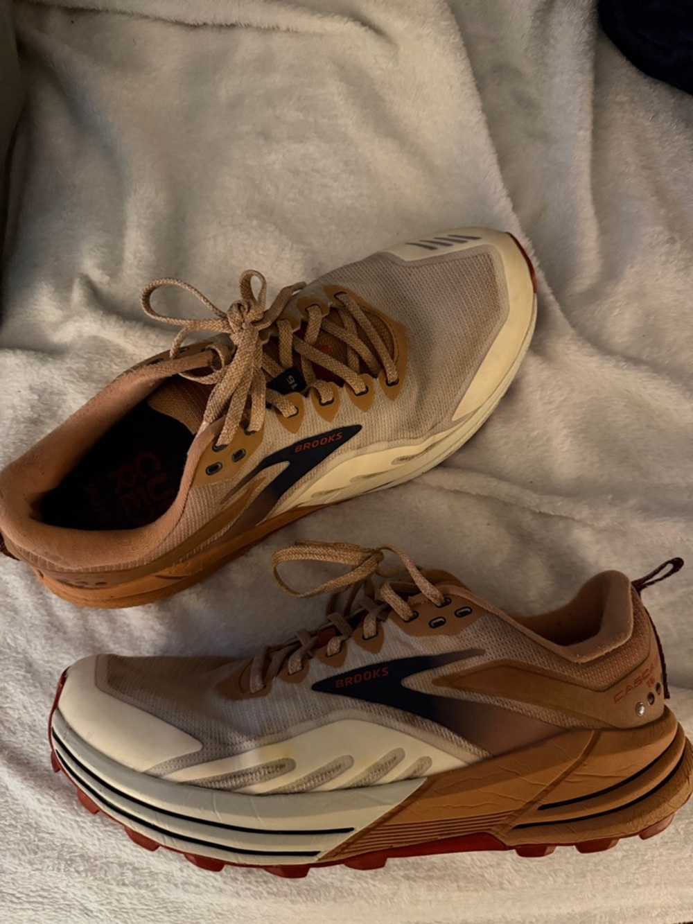 Brooks Men’s Cascadia 16 shoes! Size 10.5 Medium D! Khaki, blue, Red!GUC! RARE!